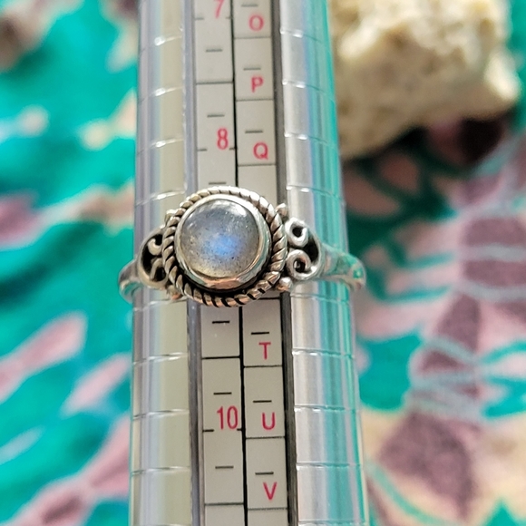 Sterling silver Moonstone ring with pretty designs on the band. - Picture 7 of 7